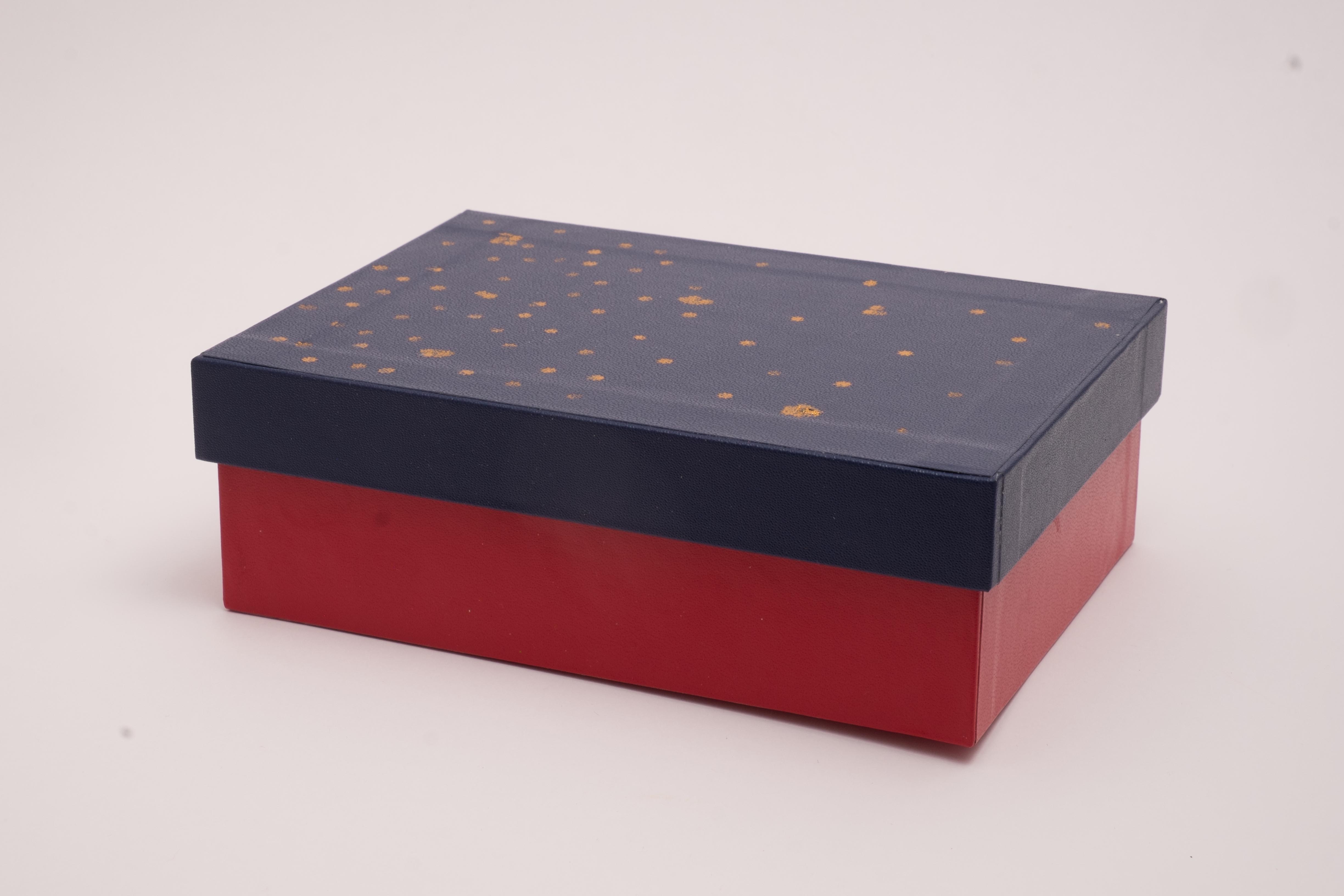 Schachtel blau rot